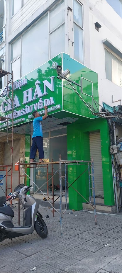 Mặt dựng của trung tâm mỹ viện được ốp từ alu xanh bóng, chữ mica có đèn nổi bật