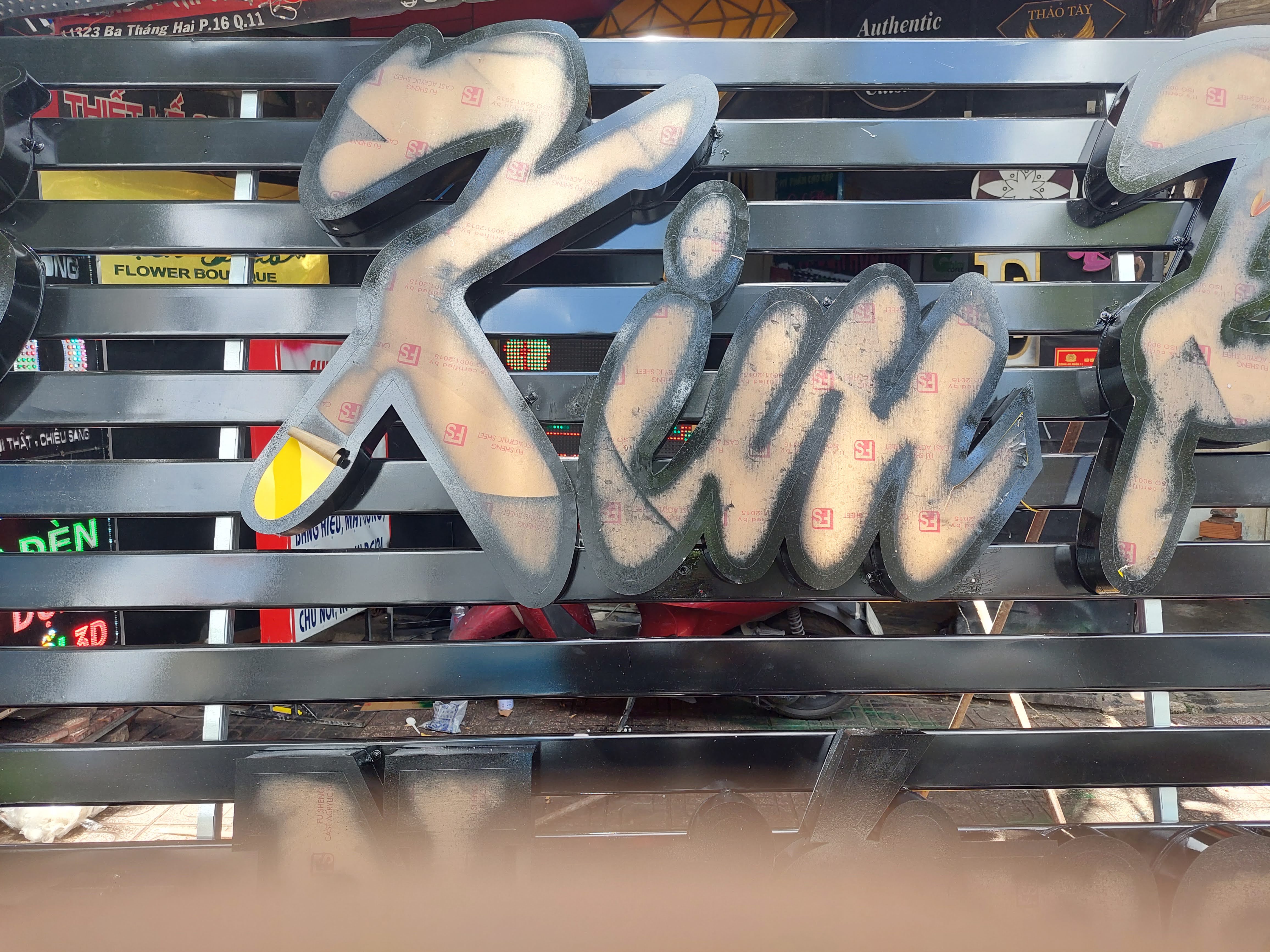 Nhà hàng Kinh doanh về lĩnh vực ăn uống, biển hiệu làm từ thanh lam nhôm đen,  nội dung chất liệu mica có đèn siêu nổi.