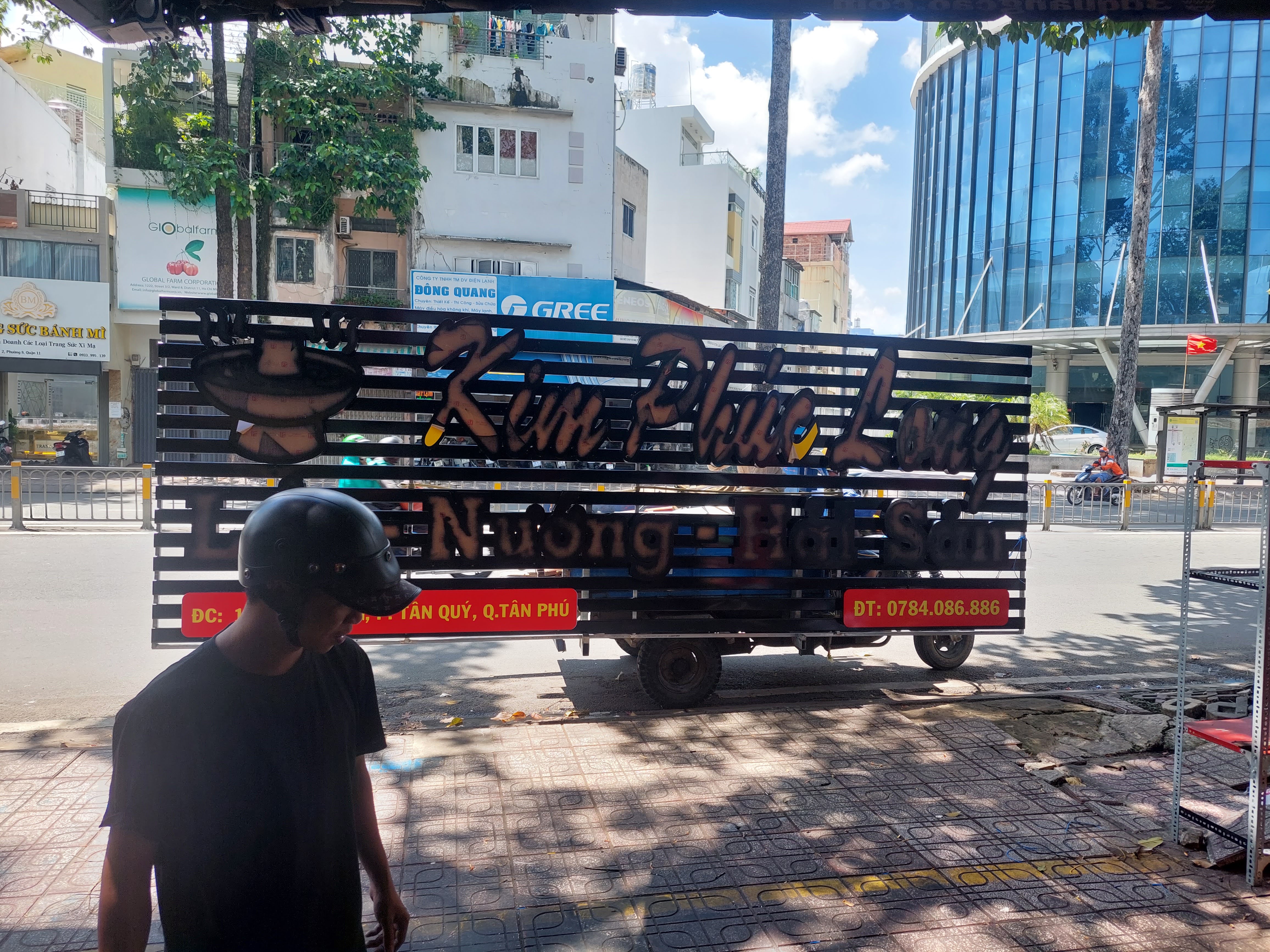 Nhà hàng Kinh doanh về lĩnh vực ăn uống, biển hiệu làm từ thanh lam nhôm đen,  nội dung chất liệu mica có đèn siêu nổi.