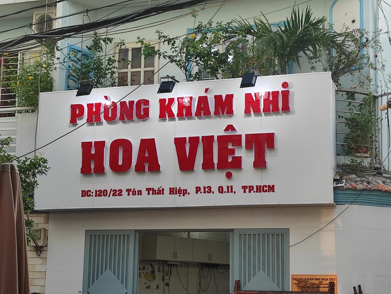 Biển quảng cáo phòng khám được thiết kế đơn giản với nền alu trắng, chữ mica màu đỏ uốn nổi khối không đèn. Công trình được hoàn thiện trong vòng 2 từ ngày chốt làm