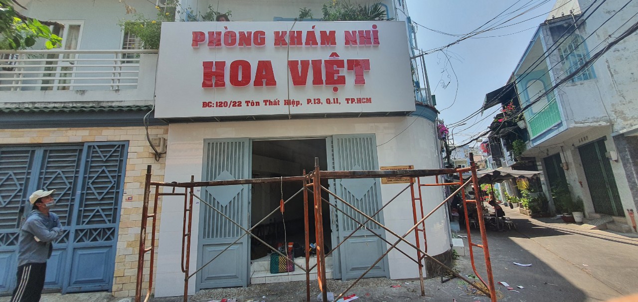 Biển quảng cáo phòng khám được thiết kế đơn giản với nền alu trắng, chữ mica màu đỏ uốn nổi khối không đèn. Công trình được hoàn thiện trong vòng 2 từ ngày chốt làm