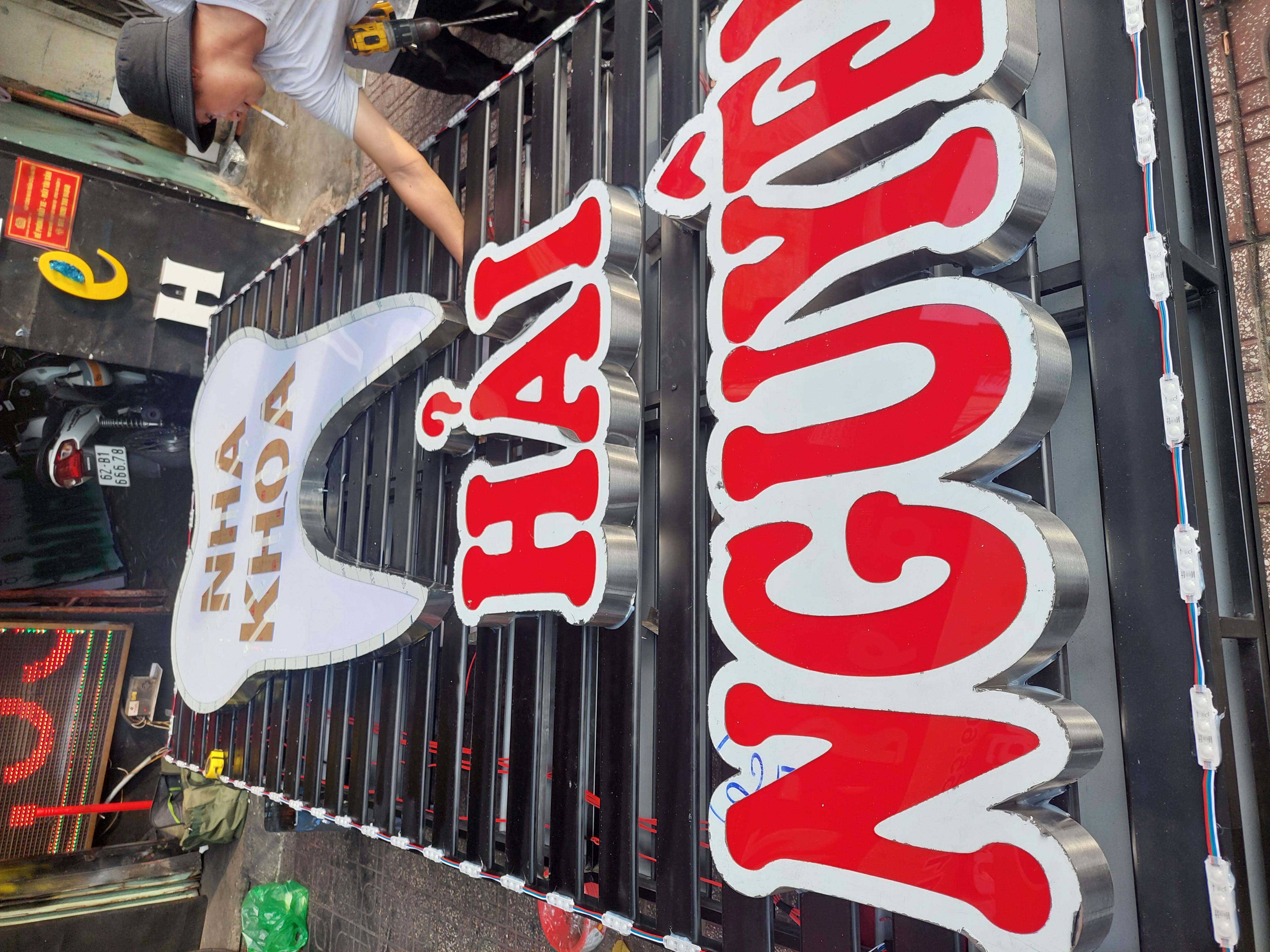 Công trình gồm nhiều hạng mục: Bảng xi nhanh lớn lắp trên cao, hộp đèn led 1 mặt, chữ inox đèn sáng hắt chân