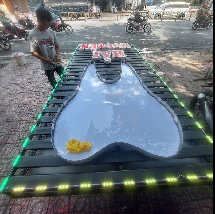 Công trình gồm nhiều hạng mục: Bảng xi nhanh lớn lắp trên cao, hộp đèn led 1 mặt, chữ inox đèn sáng hắt chân