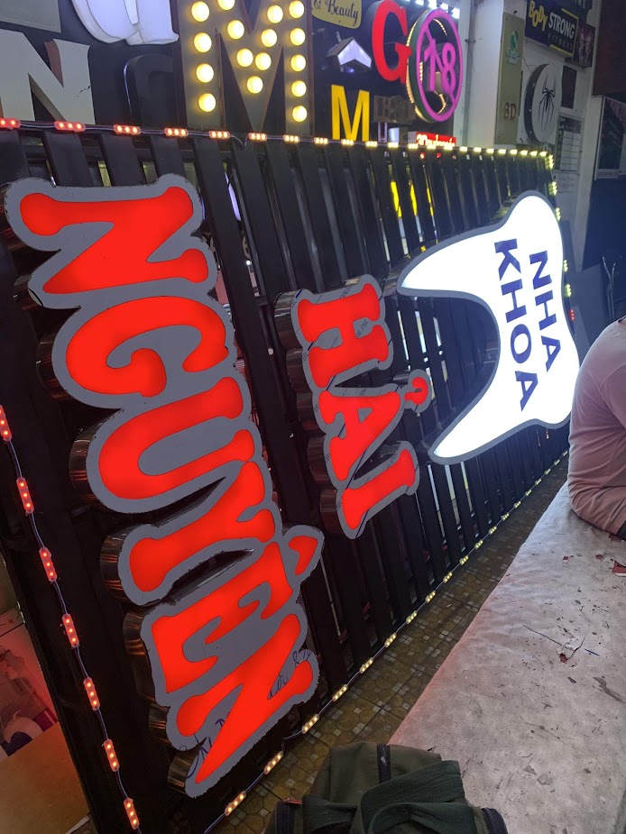 Công trình gồm nhiều hạng mục: Bảng xi nhanh lớn lắp trên cao, hộp đèn led 1 mặt, chữ inox đèn sáng hắt chân