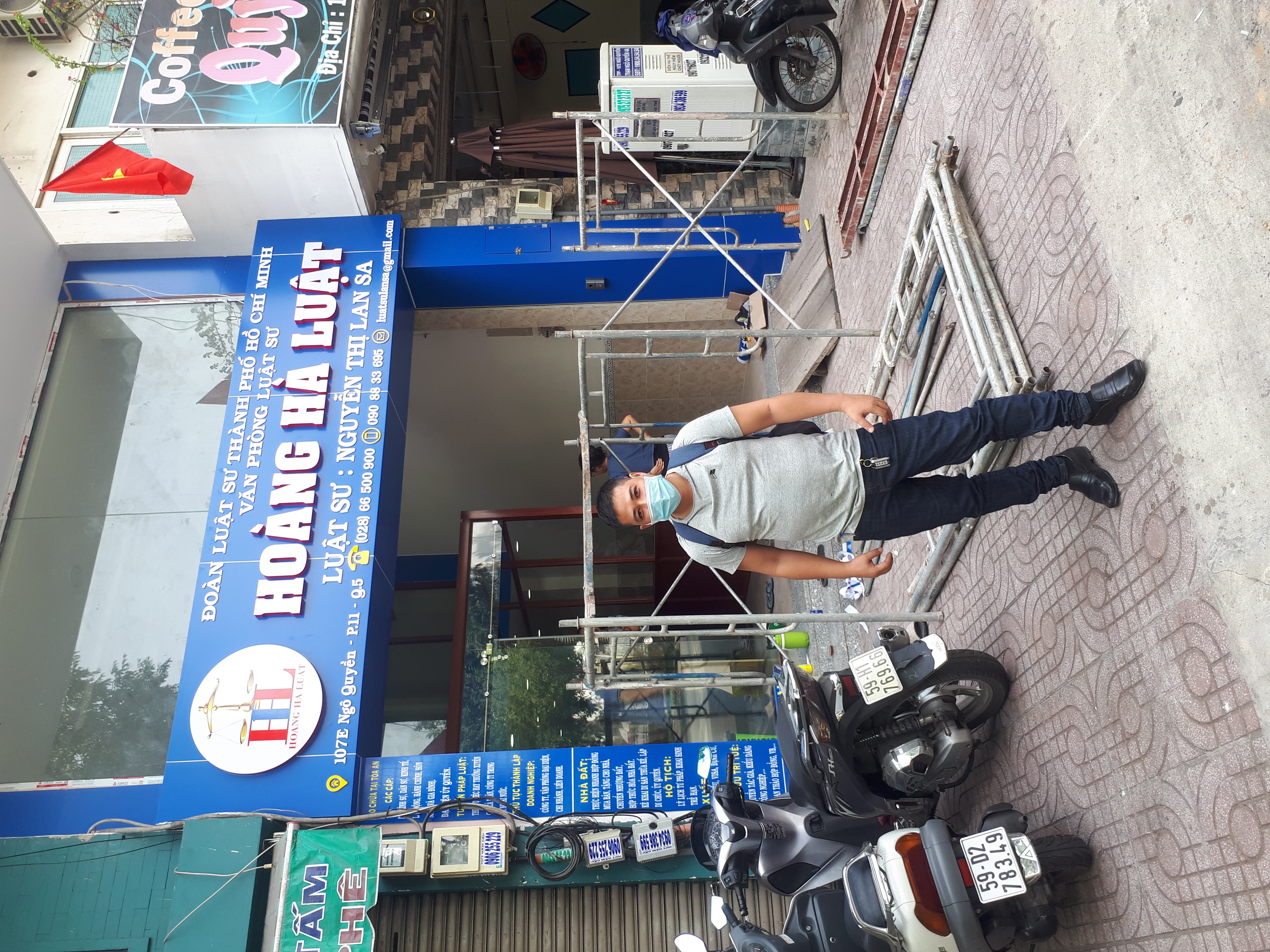 Làm biển quảng cáo nền màu xanh, chữ mica màu trắng không đèn đơn giản giá rẻ