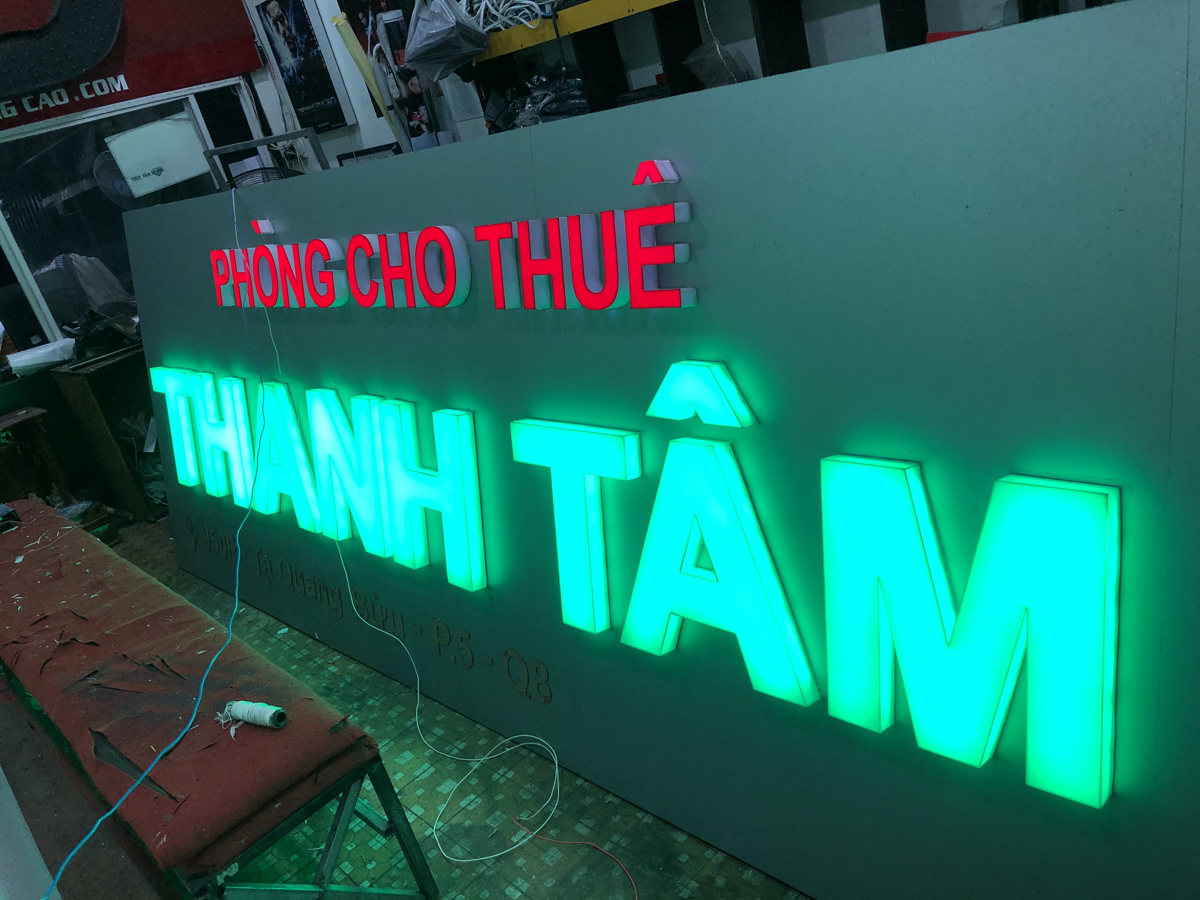 Công trình làm ở quận 8, HCM, nội dung chữ mica xanh đèn sáng mặt và hông