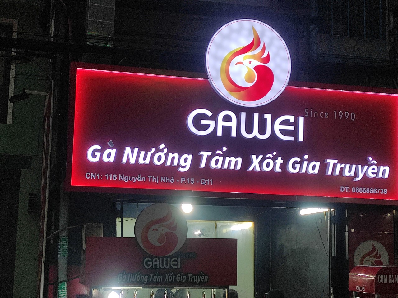 Bảng hiệu chuỗi cửa hàng làm bằng nền alu đỏ, chữ mica trắng có đèn  sáng mặt