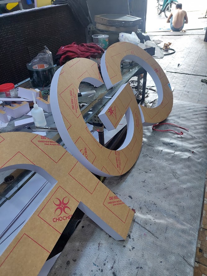 <p>Chữ nổi mica là gì?</p>

<p>Chữ nổi mica là loại chữ quảng cáo được cắt, uốn nổi từ tấm mica (PMMA) – một loại nhựa cao cấp có độ bóng đẹp, màu sắc đa dạng, độ dày linh hoạt. Chữ được gia công thành hình khối nổi 3D, có thể kết hợp đèn LED chiếu sáng mặt, sáng chân hoặc sáng viền, tạo hiệu ứng ánh sáng lung linh, nổi bật cả ngày lẫn đêm.</p>

<p>Đây là dòng sản phẩm chữ nổi đẹp, sang trọng, phù hợp với thương hiệu hiện đại, được ứng dụng rộng rãi trong làm bảng hiệu và trang trí nội thất.</p>

<p>✅ Ưu điểm nổi bật của chữ nổi mica</p>

<p>🌈 Màu sắc đa dạng, bề mặt bóng đẹp: Tạo nên sự chuyên nghiệp và nổi bật cho thương hiệu</p>

<p>🔧 Gia công dễ dàng, độ chính xác cao: Cắt khắc bằng laser, CNC cho nét sắc sảo, tinh tế</p>

<p>💡 Có thể kết hợp đèn LED: Tạo hiệu ứng sáng mặt hoặc sáng chân, giúp nổi bật vào ban đêm</p>

<p>💪 Chống thấm, không bị oxy hóa: Phù hợp với cả môi trường trong nhà lẫn ngoài trời</p>

<p>🎯 Chi phí hợp lý – độ bền cao: So với chất liệu khác như inox hay đồng, mica có giá mềm hơn nhưng vẫn đảm bảo thẩm mỹ</p>

<p>📍 Ứng dụng thực tế</p>

<p>Chữ nổi mica được sử dụng rộng rãi trong:</p>

<p>🏪 Biển hiệu cửa hàng, showroom, spa, salon, quán cà phê</p>

<p>🏢 Trang trí logo văn phòng, lễ tân, bảng tên công ty</p>

<p>🛍️ Bảng hiệu thương hiệu thời trang, mỹ phẩm, điện thoại</p>

<p>🏥 Bệnh viện, phòng khám, trường học, trung tâm giáo dục</p>

<p>🎉 Trang trí backdrop sự kiện, đám cưới, sân khấu</p>

<p>🔎 Các loại chữ nổi mica phổ biến</p>

<p>Chữ nổi mica sáng mặt (gắn đèn LED bên trong)</p>

<p>Chữ mica gắn nền alu (thường kết hợp hộp đèn LED)</p>

<p>Chữ mica viền inox, chân fomex – sang trọng và bền chắc</p>

<p>Chữ nổi mica không đèn – dùng trong nhà hoặc ngân sách thấp</p>

<p>Chữ nổi mica 3 lớp (mica + fomex + inox) – hiệu ứng nổi bật, dày dặn</p>