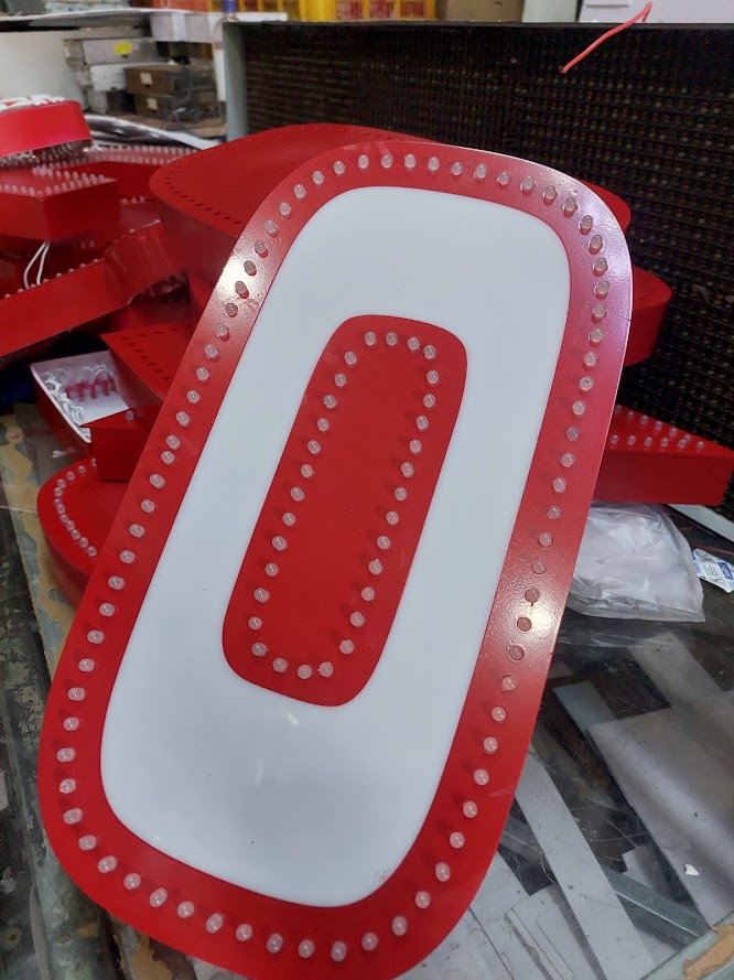 <p>📌 Chữ nổi mica viền đèn LED ruồi là gì?</p>

<p>Chữ nổi mica viền đèn LED ruồi là loại bảng hiệu quảng cáo sử dụng chữ nổi làm từ chất liệu mica cao cấp, được kết hợp thêm hệ thống đèn LED ruồi gắn viền xung quanh chữ. Loại đèn này gồm các bóng LED nhỏ li ti, phát sáng mạnh, tạo hiệu ứng viền rực rỡ, thu hút ánh nhìn cả ban ngày lẫn ban đêm.</p>

<p>Sản phẩm này là sự kết hợp giữa thiết kế hiện đại – chất liệu bền đẹp – ánh sáng bắt mắt, giúp logo, tên thương hiệu, bảng hiệu trở nên nổi bật, chuyên nghiệp và khác biệt.</p>

<p>✅ Ưu điểm nổi bật của chữ nổi mica viền LED ruồi</p>

<p>🌟 Hiệu ứng ánh sáng ấn tượng: Đèn LED ruồi sáng viền giúp nổi bật từng nét chữ, thu hút cả ban đêm.</p>

<p>🎨 Màu sắc đa dạng: Mica có nhiều màu, dễ phối với màu ánh sáng LED (trắng, đỏ, xanh, vàng...).</p>

<p>💡 Tiết kiệm điện – độ bền cao: LED ruồi tiêu thụ ít điện năng, tuổi thọ > 50.000 giờ.</p>

<p>💪 Chất liệu mica cao cấp – không phai màu – không thấm nước</p>

<p>🔧 Gia công sắc nét – thi công linh hoạt cho mọi kích thước và kiểu dáng thương hiệu.</p>

<p>📍 Ứng dụng phổ biến</p>

<p>Chữ nổi mica viền đèn LED ruồi được ưa chuộng trong:</p>

<p>🏪 Bảng hiệu cửa hàng thời trang, điện thoại, mỹ phẩm, spa, salon</p>

<p>🏢 Biển tên công ty, logo tại sảnh lễ tân, văn phòng</p>

<p>🎉 Trang trí backdrop sự kiện, đám cưới, sân khấu, quán bar</p>

<p>🛍️ Cửa hàng tiện lợi, showroom, trung tâm thương mại</p>

<p>🔎 Tại sao nên chọn chữ nổi mica có viền LED ruồi?</p>

<p>Tiêu chí - Ưu điểm vượt trội</p>

<p>- Hiển thị ban đêm: Cực kỳ nổi bật nhờ ánh sáng LED ruồi xung quanh chữ</p>

<p>- Thiết kế: Linh hoạt, sáng tạo, cá nhân hóa theo bộ nhận diện</p>

<p>- Độ bền: Mica và LED đều có tuổi thọ cao, chống nước, chống rỉ</p>

<p>- Chi phí: Hợp lý, hiệu quả cao trong quảng cáo và nhận diệnBảo trì</p>

<p>- Dễ thay bóng LED ruồi, dễ vệ sinh, sửa chữa nhanh chóng</p>