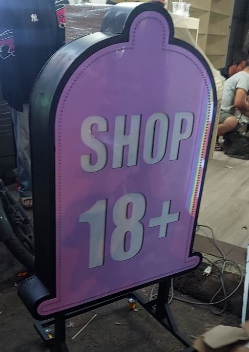 Làm bảng hiệu nền bằng alu bóng SK màu tím, nội dung chữ mica đèn sáng mặt. công trình gồm nhiều bảng hiệu, mặt dựng , chữ mica, bảng vẫy xi nhanh, hộp đèn alu có chân