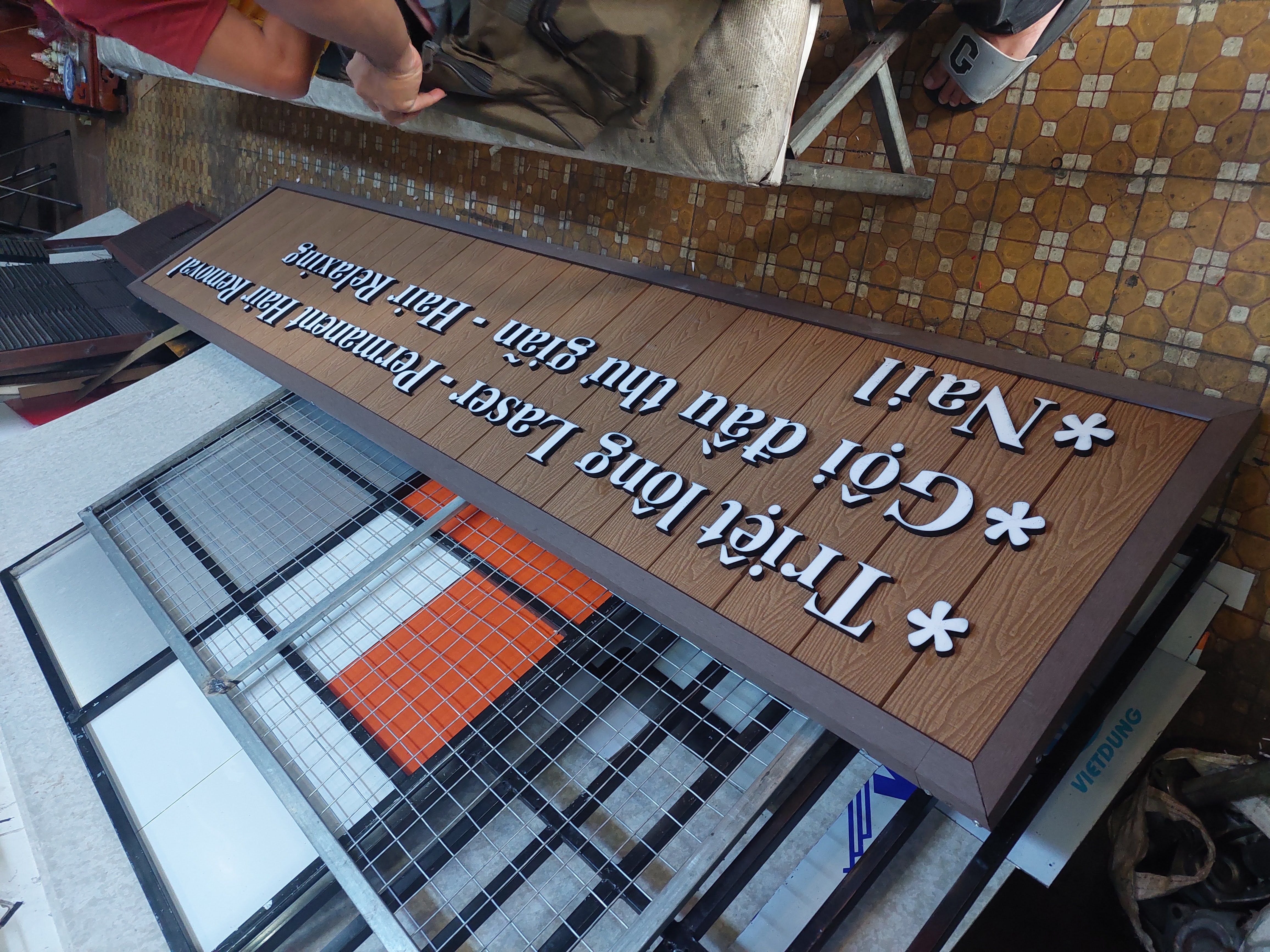 Công trình gồm 2 bảng hiệu chính, bảng xi nhan có đèn. bảng hiệu làm từ tấm nền nhữa giả gỗ sang trọng