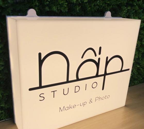 hộp đèn mica ốp tường sáng mặt và hông sang trọng, làm hộp đèn bằng chất liệu mi... - Quảng Cáo Ad Shop