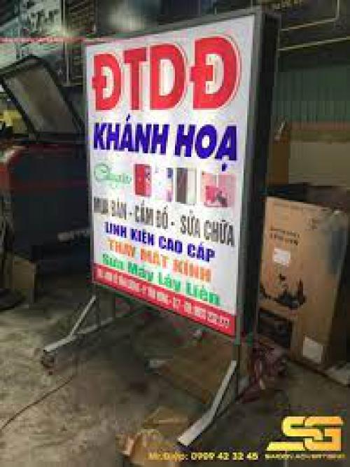 Hộp đèn hiflex 2 mặt có hân, Hộp đèn đứng bằng chất liệu bạt xuyên đèn, căn vào ... - 3D Quảng Cáo CN3