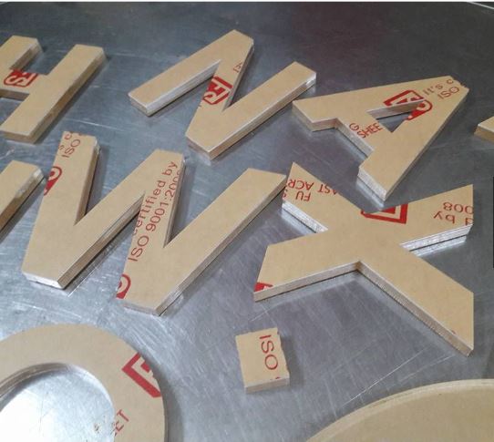 Cắt chữ mica 2ly