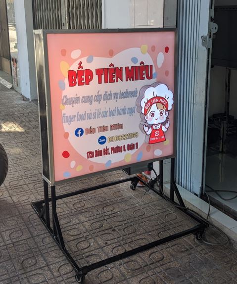 Hộp đèn mica dán decal - 2 mặt - có chân