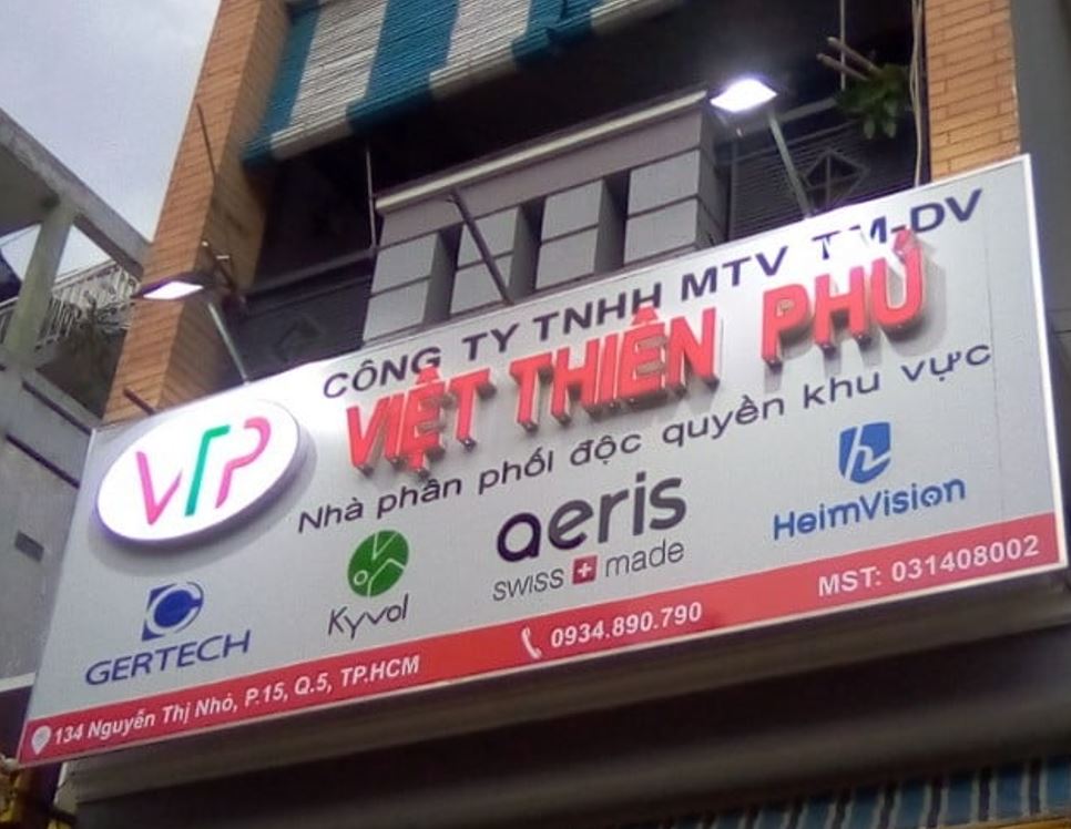 Bảng alu nội dung chữ mica có lắp đèn pha điện.