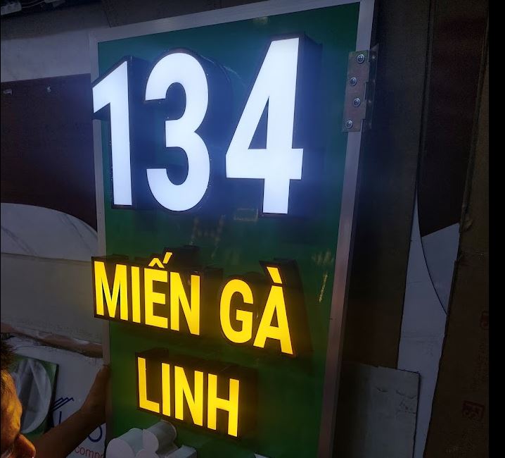 Bảng hiệu alu bóng chữ mica có đèn