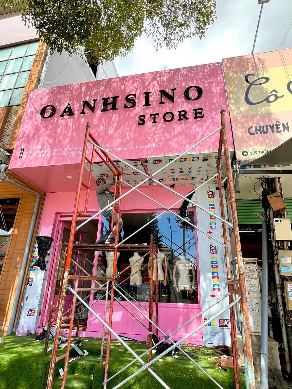 Bảng hiệu alu bóng màu hồng