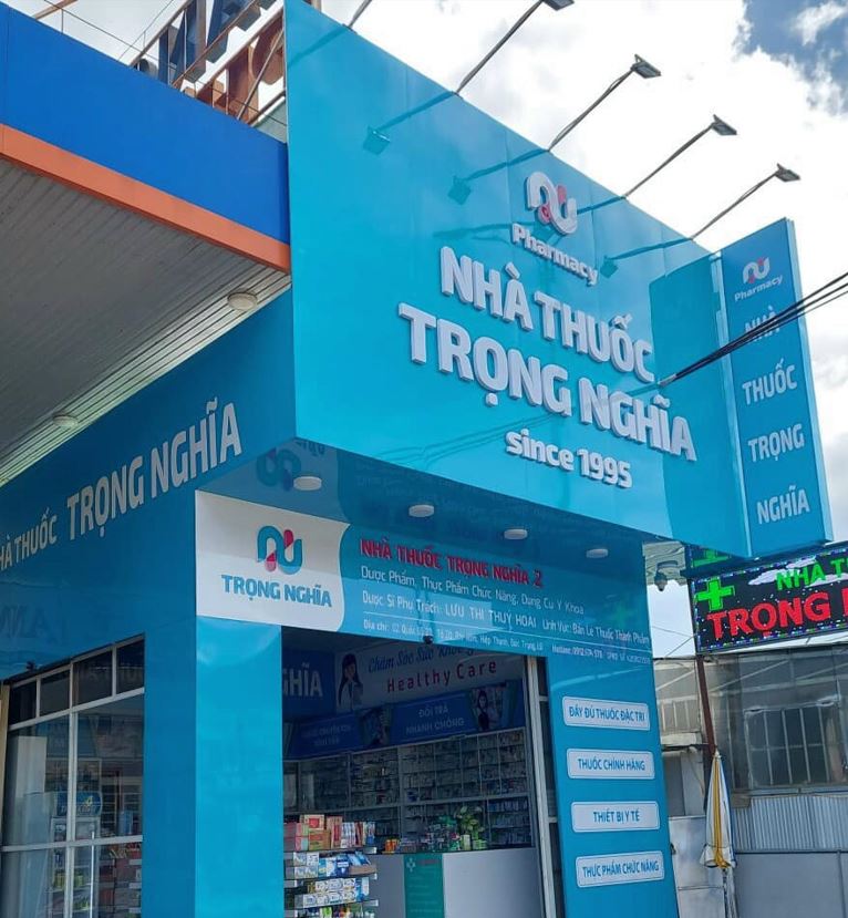 Bảng hiệu alu bóng nội dung chữ mica không đèn, lắp đèn pha