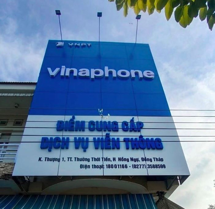 Bảng hiệu alu lắp đèn pha điện, chữ mica không đèn.