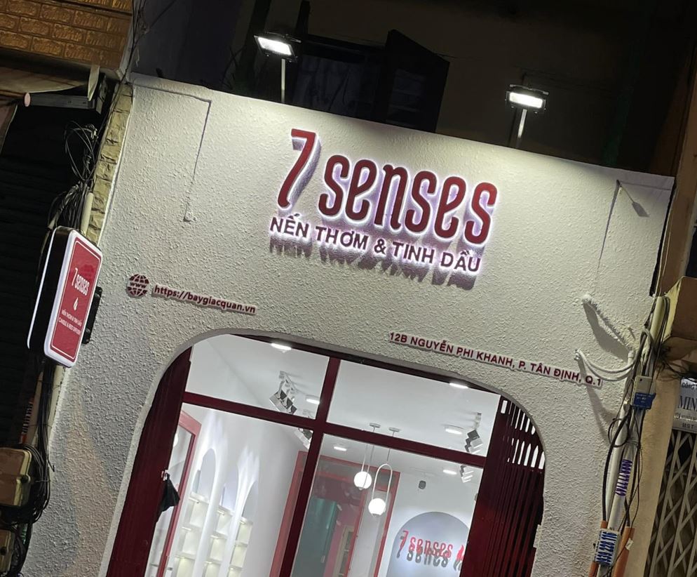 bảng hiệu cemboar, chữ mica đèn sáng hông đơn giản sang trọng