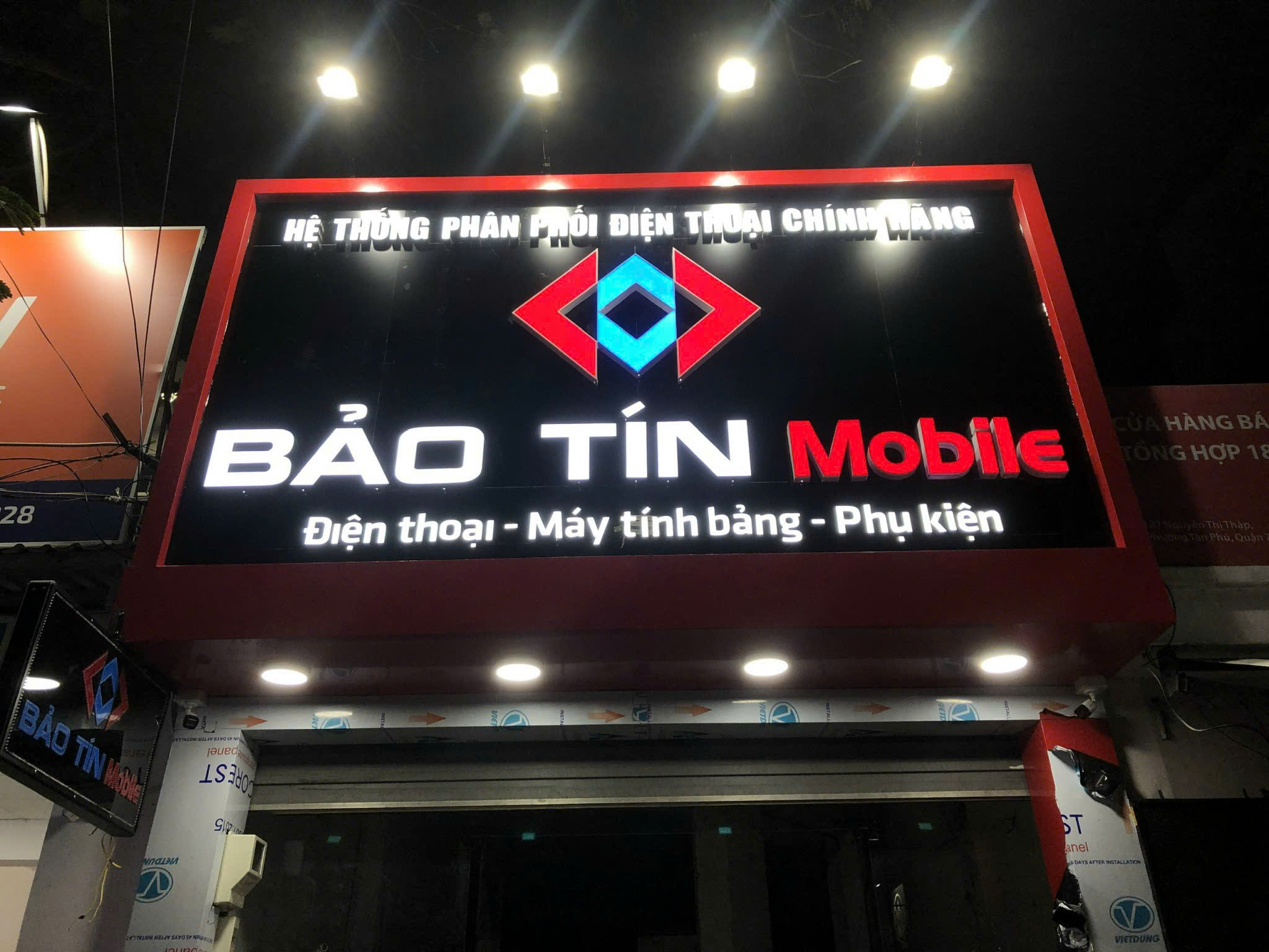 BẢNG HIỆU CHỮ NỔI MICA CÓ ĐÈN SÁNG MẶT – NỀN ALU BÓNG SANG TRỌNG, HIỆN ĐẠI VÀ ĐẲNG CẤP