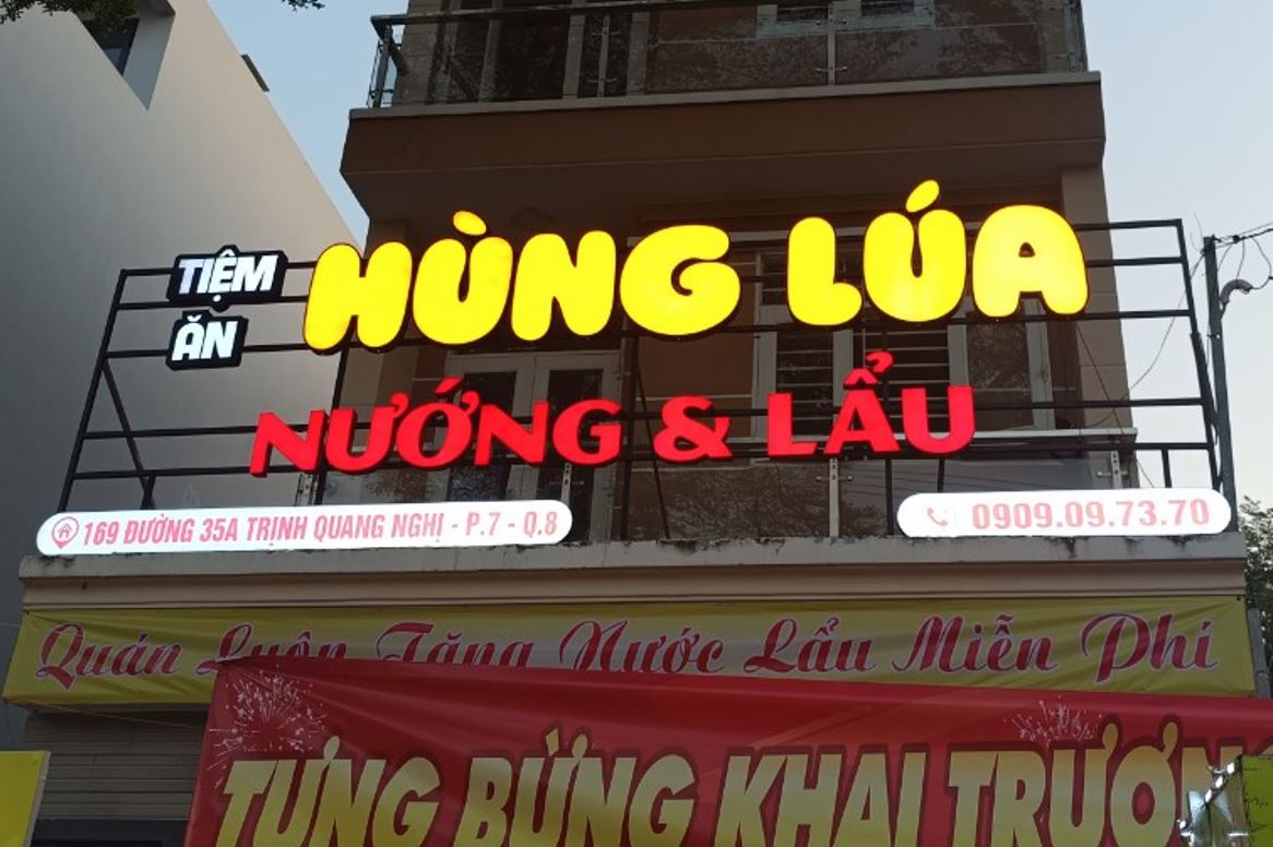 Bảng hiệu khung sắt chữ mica có đèn sáng mặt