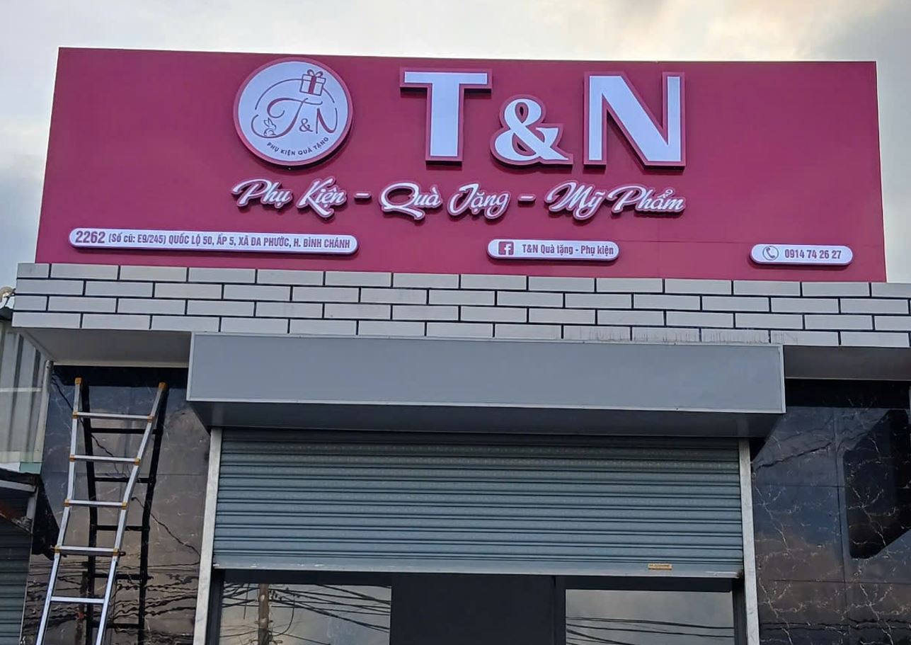 bảng hiệu màu hồng, chữ mica trắng đơn giản, đẹp, Nền bảng hiệu của hàng quà tặn... - Quảng Cáo Ad Shop