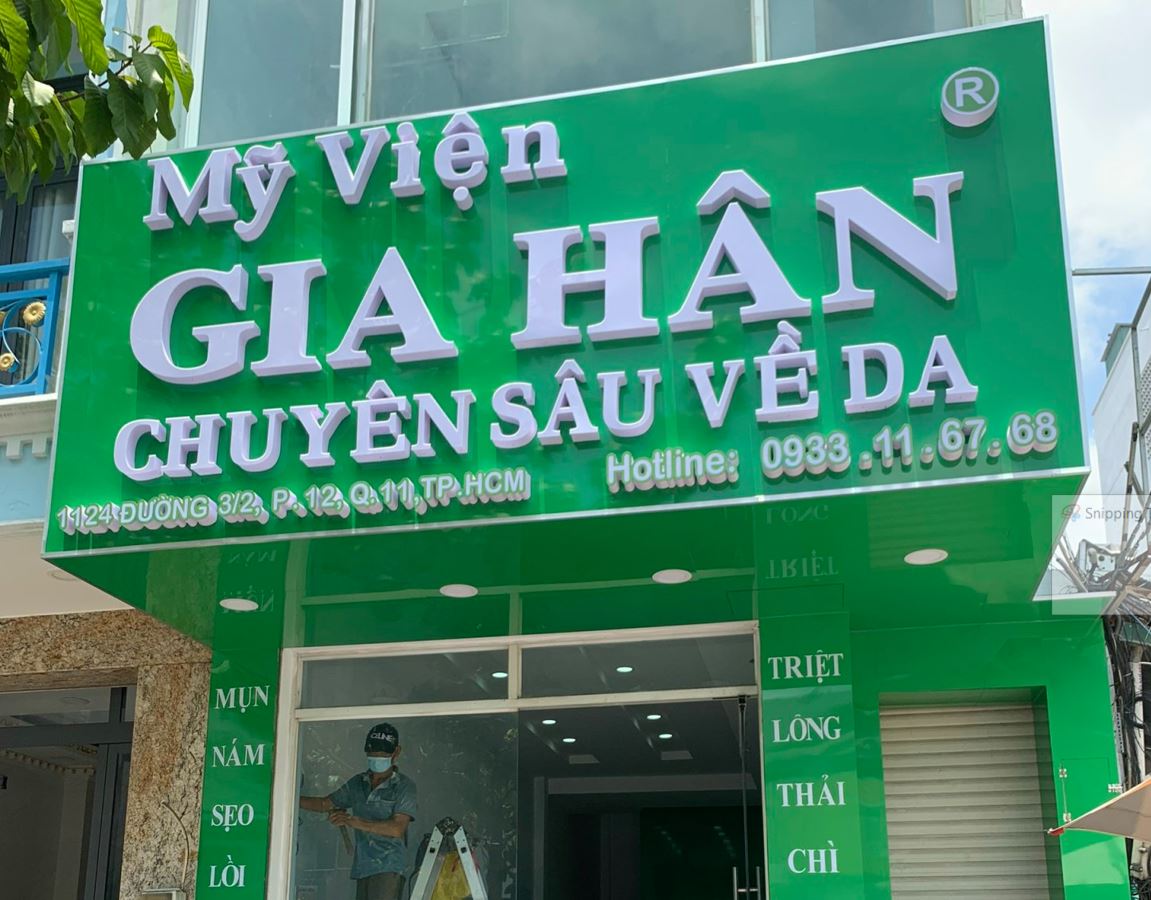Bảng hiệu nền alu bóng, chữ mica đèn sáng mặt.
