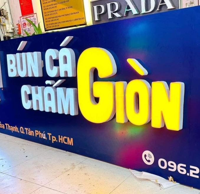 Bảng hiệu nền alu, nội dung chữ mica có đèn led, Biển Quảng C&aacute;o Alu &ndas... - Quảng Cáo Ad Shop