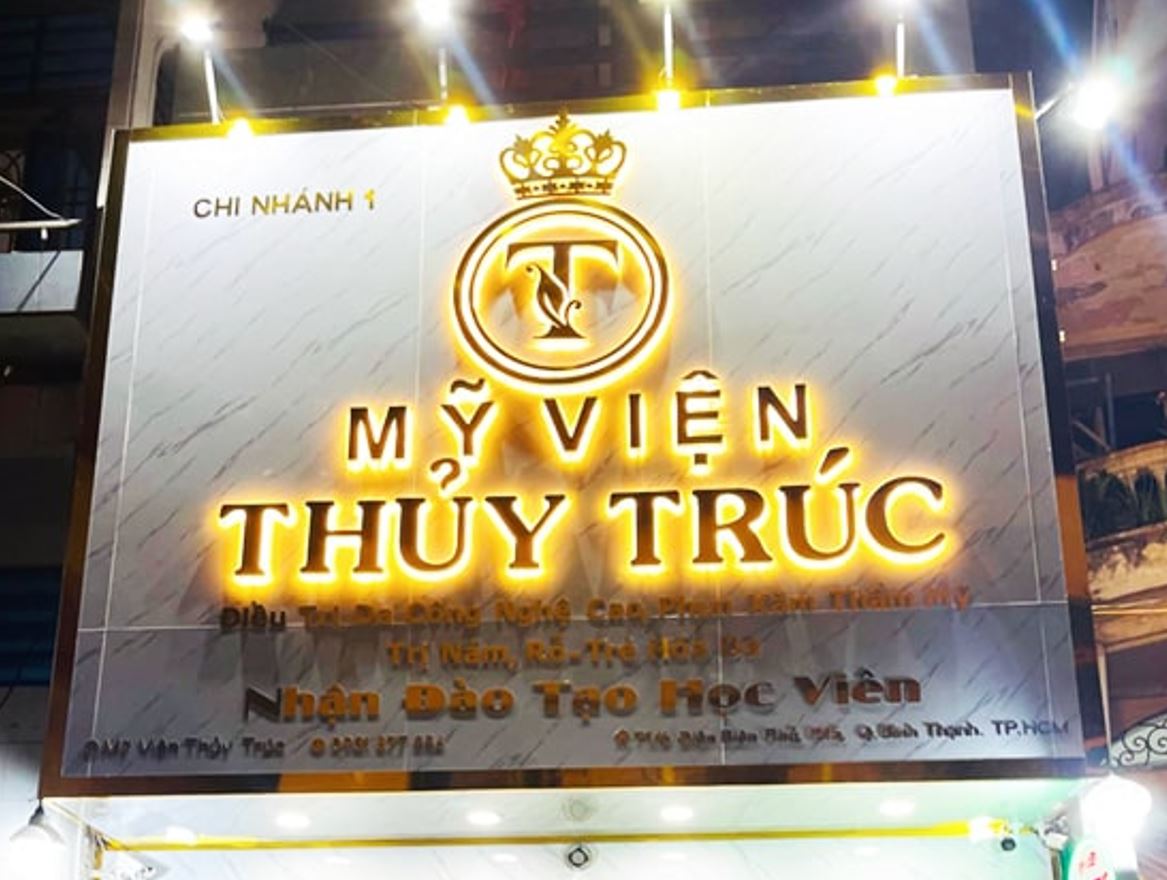 Bảng hiệu nền alu vân đá, chữ inox sáng chân và lắp đèn pha