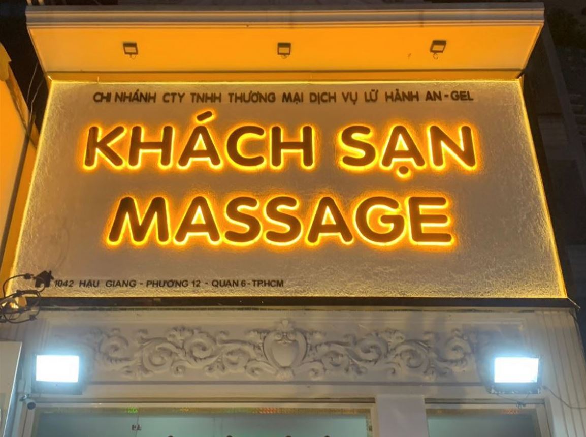 Bảng hiệu nền thạch cao, nội dung chữ alu gương có đèn sáng chân