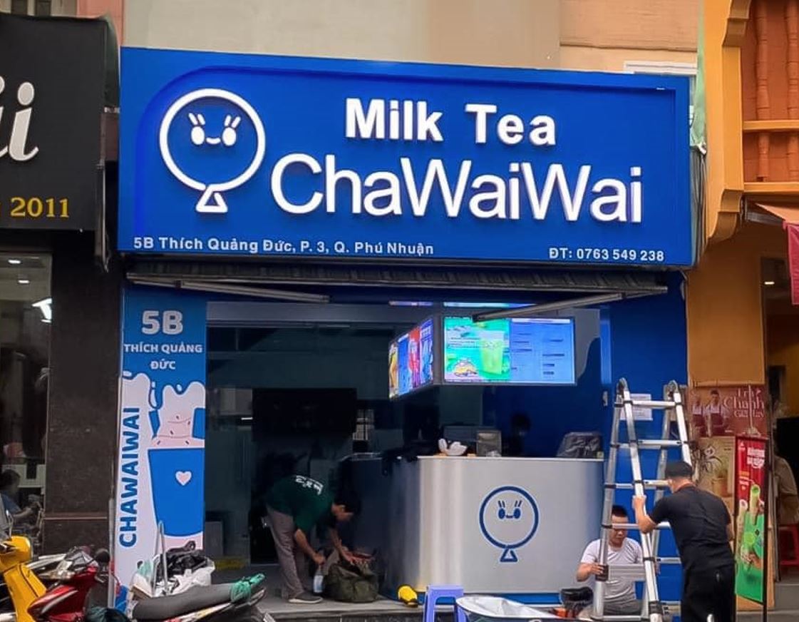 bảng hiệu nền xanh, chữ mica trắng đèn sáng mặt