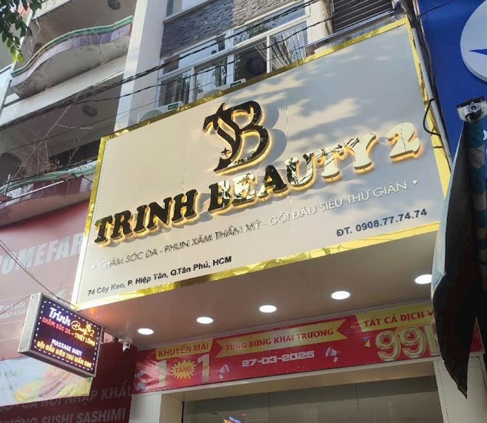 bảng hiệu phun xăm thẩm mỹ nền alu chữ inox có đèn sang trọng