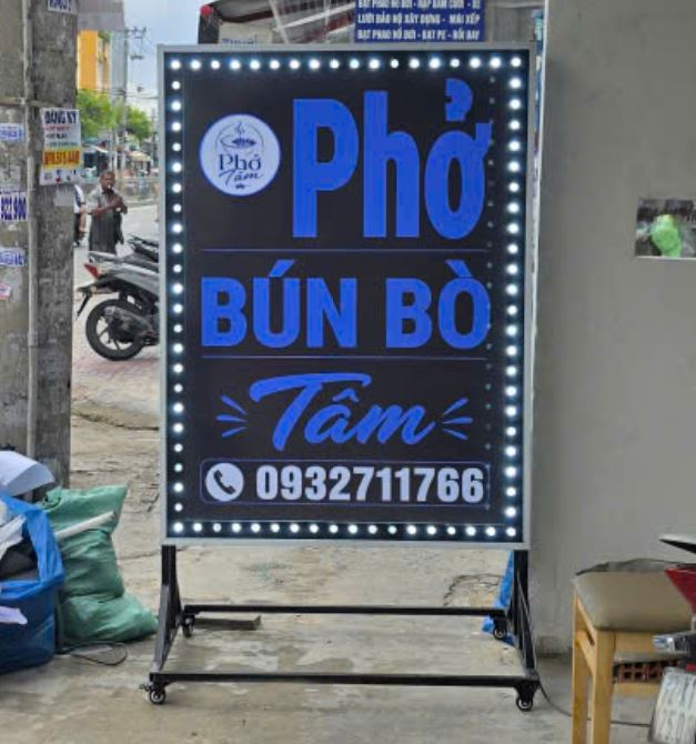 Bảng Hiệu Quán Phở – Hộp Đèn Vẫy Mica Có Chân Tiện Lợi, Nổi Bật