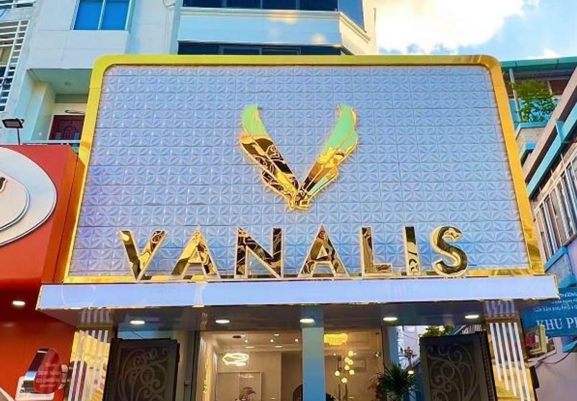 bảng hiệu tấm 3D, nội dung chữ alu gương có đèn sáng hông sang trọng