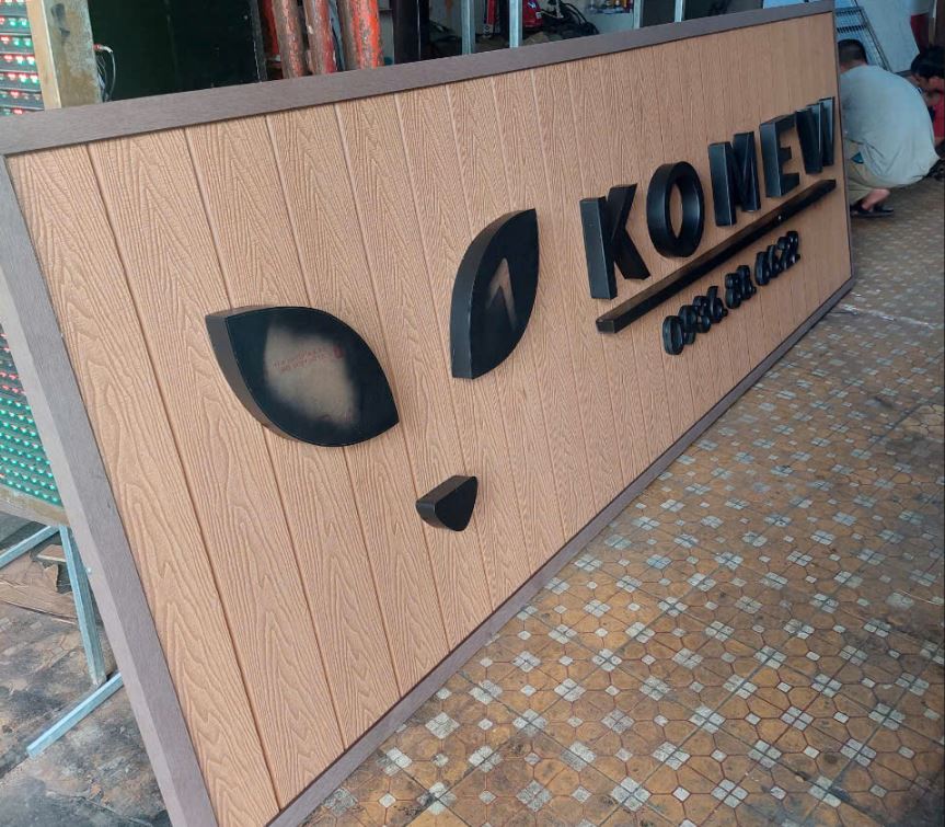 bảng hiệu tấm nhựa giả gỗ bền, sang trọng giá rẻ