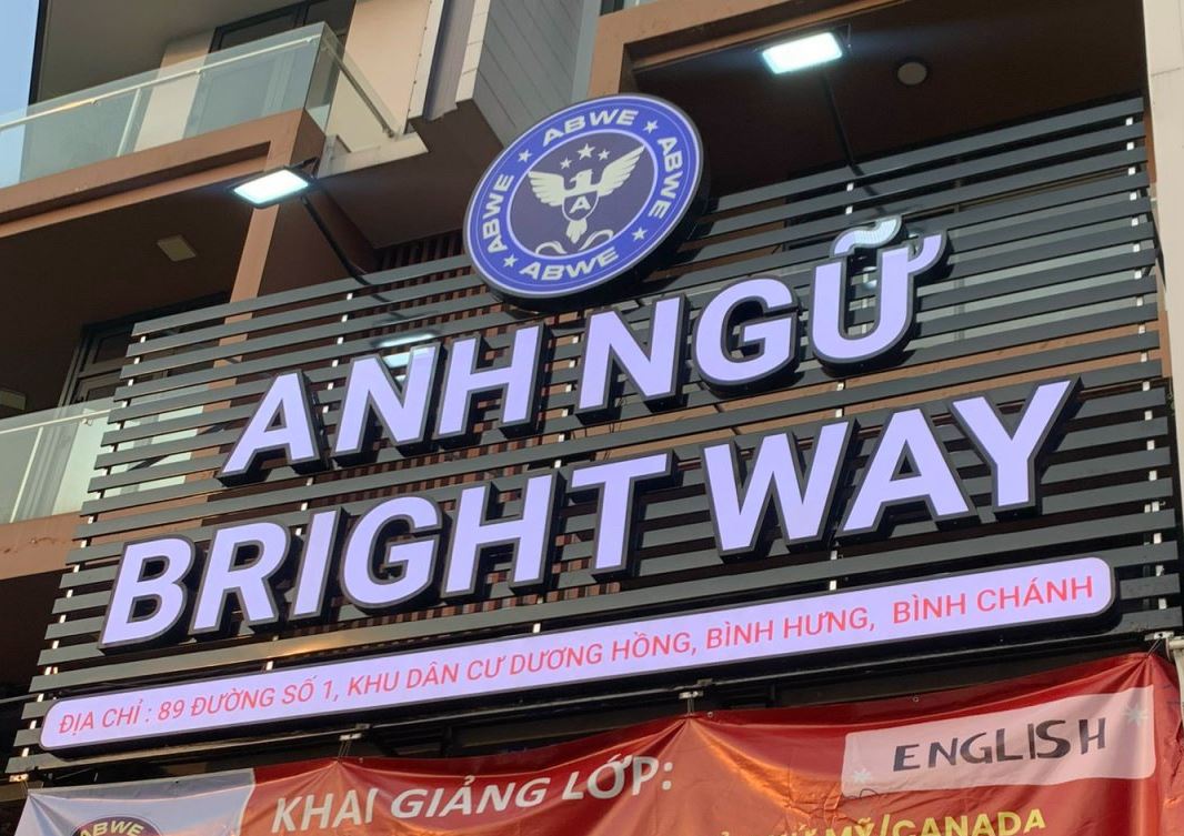 bảng hiệu thanh lam lắp đèn pha, chữ mica đèn sáng mặt