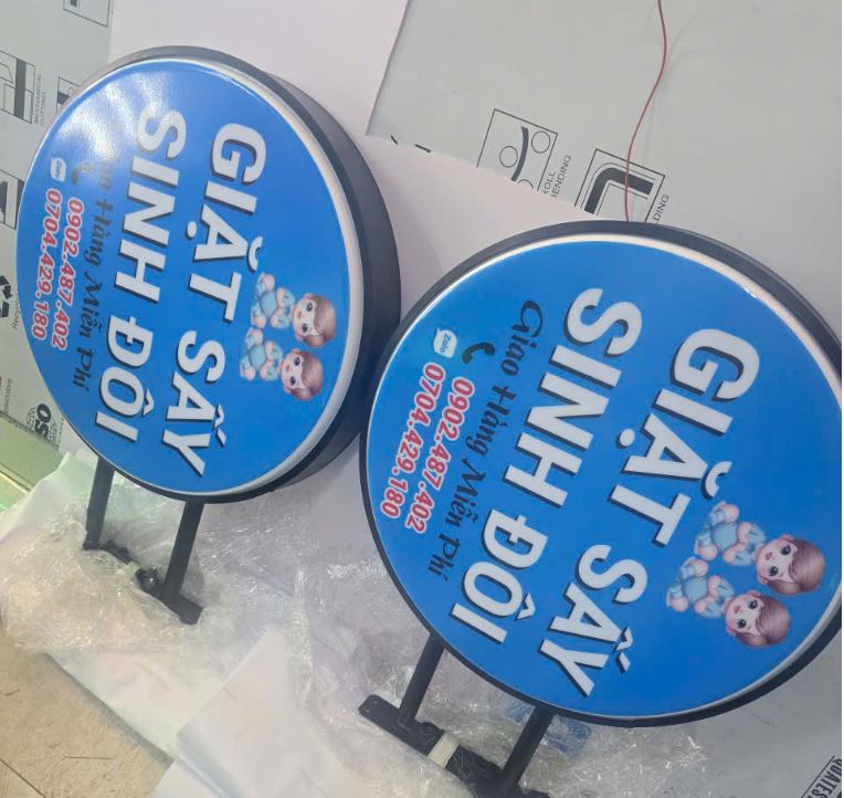 Bảng hiệu tiệm giặt đồ hộp đèn mica hút nổi – Giải pháp thu hút khách hàng hiệu quả