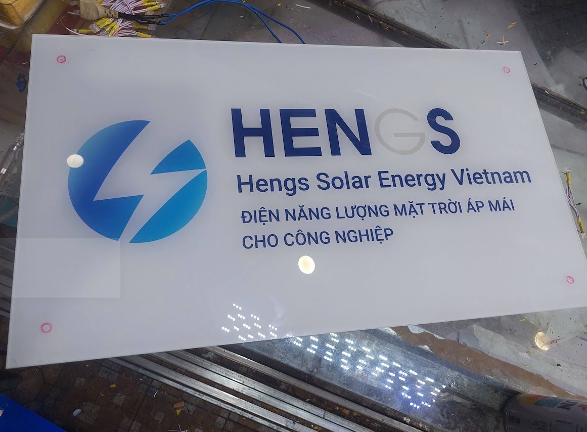 bảng logo in UV lên mica trong 5li