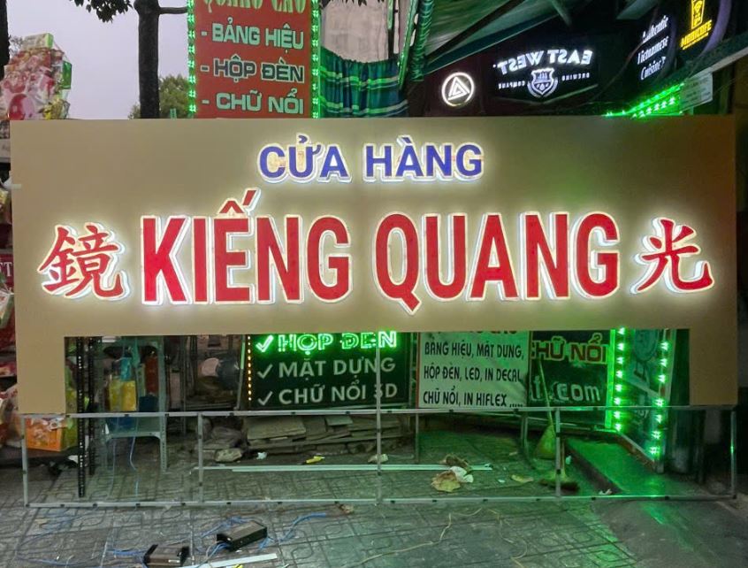 bảng quảng cáo chữ mica đèn sáng hông đẹp, sang trọng