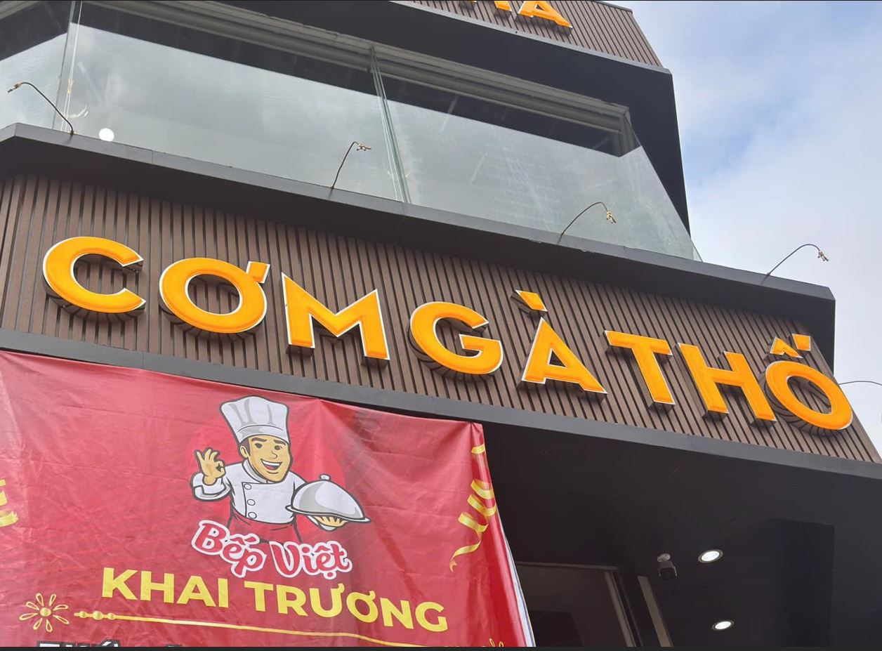 bảng quảng cáo nền giả gỗ, chữ mica hút nổi đơn giản, sang trọng