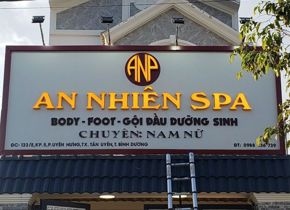 bảng quảng cáo spa giá rẻ, chữ mica vàng có đèn đẹp