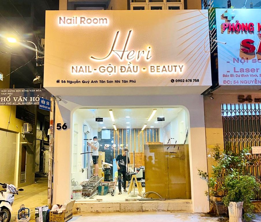 bảng quảng cáo tấm cemboard có chữ đèn sáng chân