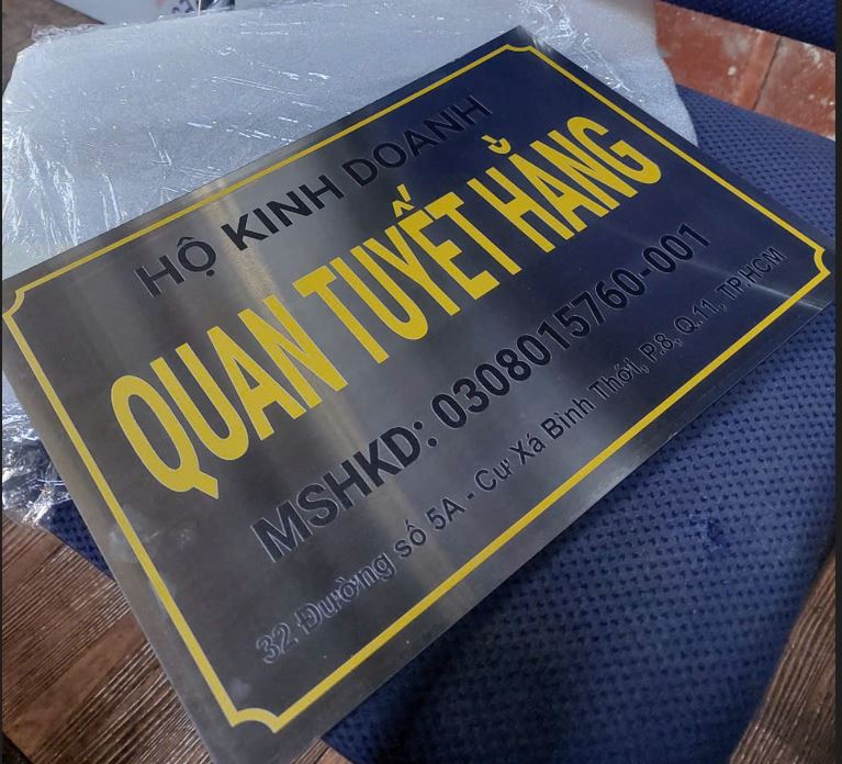 bảng tên inox nội dung in UV sang trọng