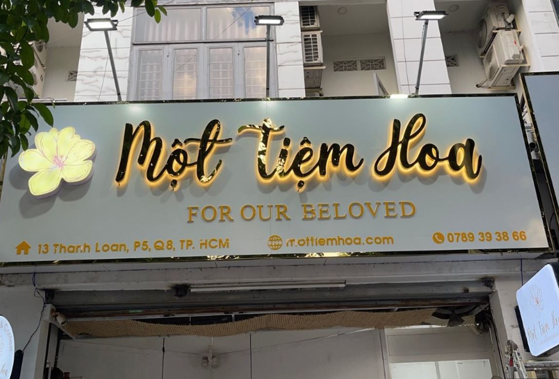 biển hiệu màu trắng, chữ mica đen đèn sáng hông sang trọng