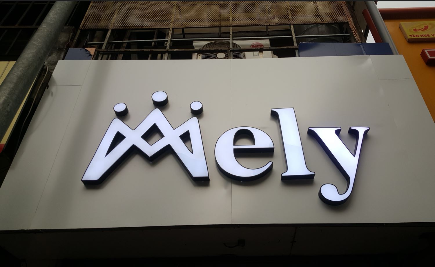 biển hiệu nền alu, nội dung chữ mica có đèn