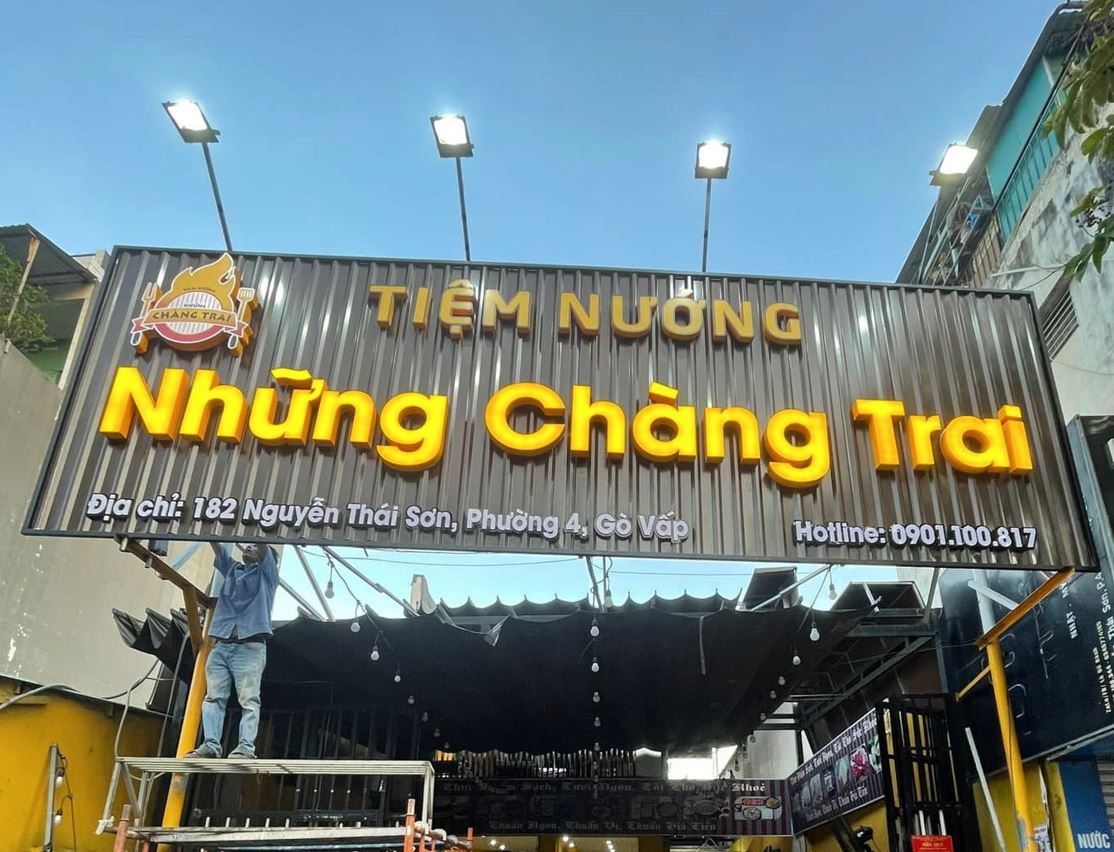 Biển hiệu tôn, nội dung chữ mica đèn sắng mặt, có lắp đèn pha điện
