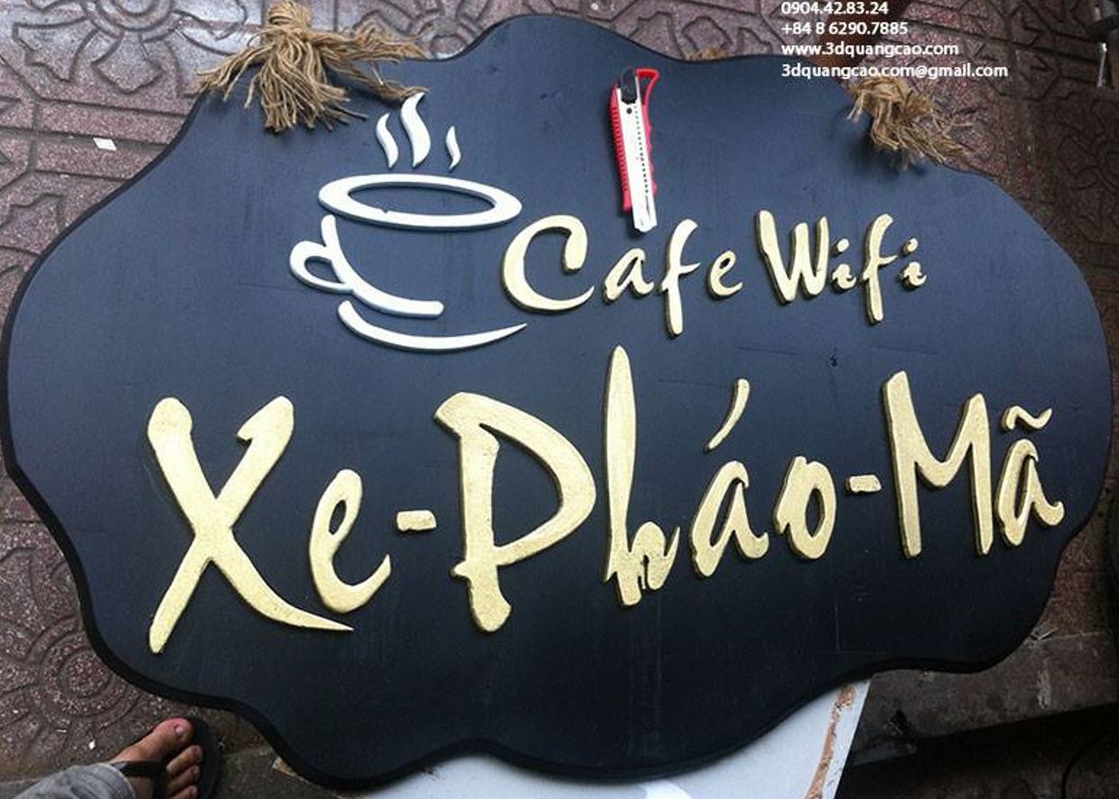 biển hiệu treo bằng nền gỗ