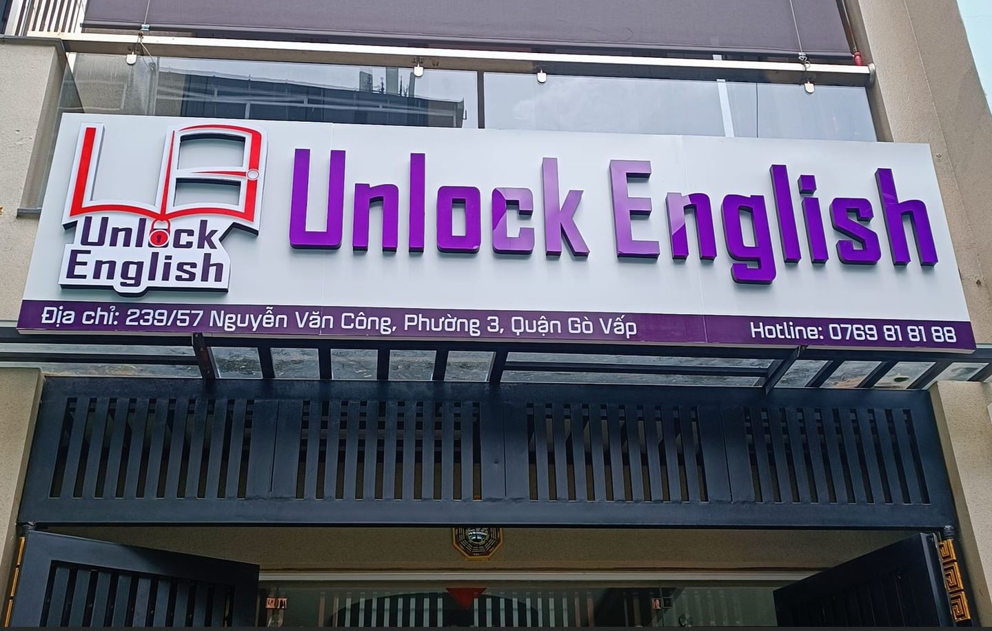 biển hiệu trường học tiếng anh nền trắng chữ không đèn giá rẻ, Nội dung bảng hiệ... - Quảng Cáo Ad Shop